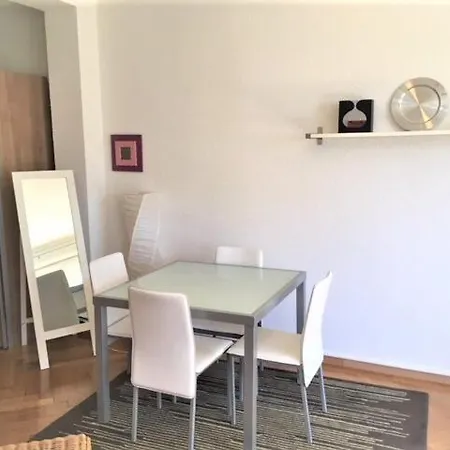 Apartment 9 Minutes From Train Statio