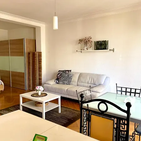 9 Minutes From Train Statio Appartement